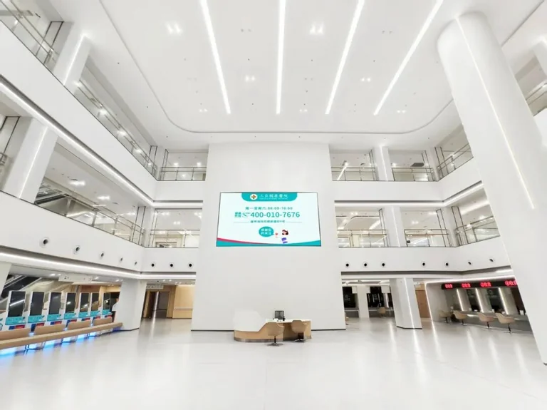 三亚国康医院门诊大厅与公共休息座位
