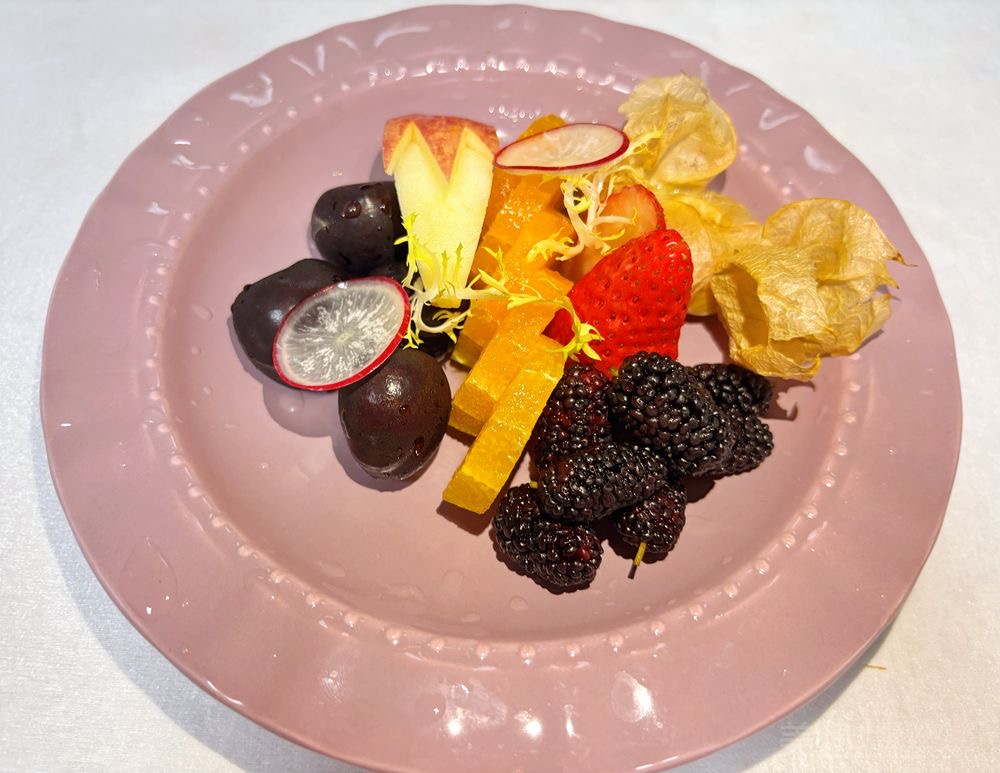 Fruit plate presented by Yunying